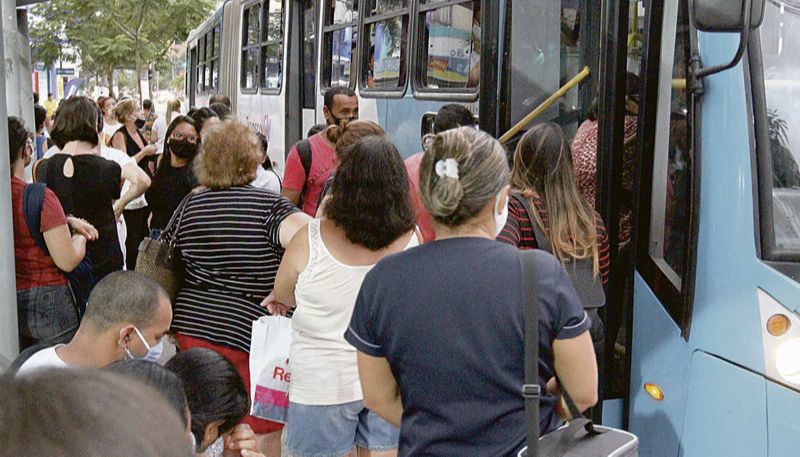 Passageiros na fila para entrar em ônibus do Transcol: 89 reclamações são registradas por dia, em média (Foto: Leone Iglesias / AT)