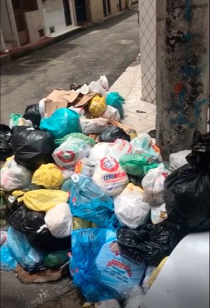 Lixo acumulado em rua no bairro Jabour (Foto: Reprodução / Youtube)