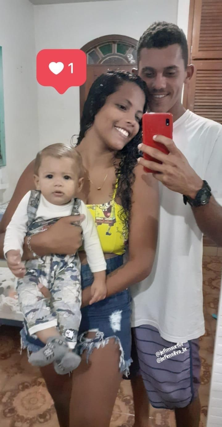 Andressa Pereira da Silva, 20 anos mãe de Lorenzo e o pai Jefferson da Silva Fontoura, de 20 anos com o filho antes do acidente (Foto: Acervo da família)
