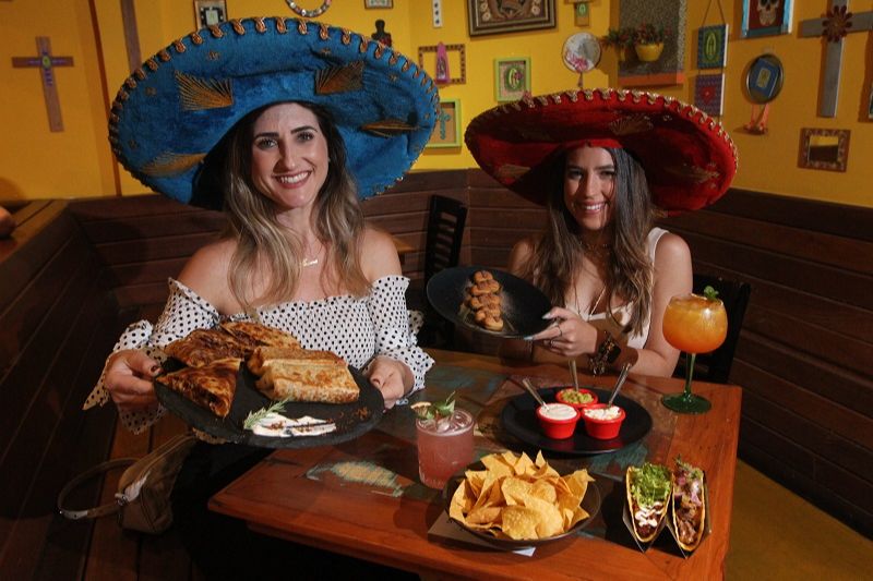 As amigas Luana de Carli Niero e Victória Machado aprovaram novo menu degustação, com nachos, tacos, churros, quesadilla e burritos. (Foto: Beto Morais/AT)