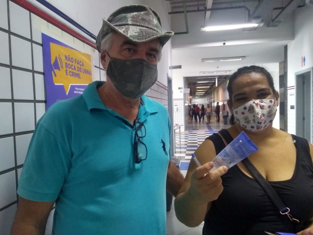 O casal Lucas Reis e Celma Matos foi preparado com caneta e álcool em gel. (Foto: A Tribuna)