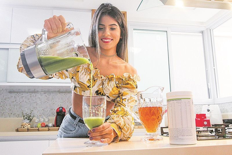 A estudante Ana Carolina de Oliveira Assis buscou ajuda de uma nutricionista, que preparou uma dieta equilibrada (Foto: Beto Morais/ AT)