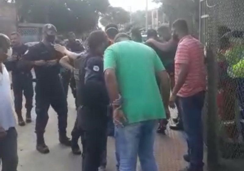 Os motoristas, que estão em greve há três dias, fizeram uma manifestação em frente a sede da empresa que presta o serviço de coleta nesta quarta-feira (25) (Foto: Reprodução)