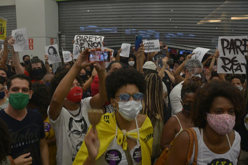 Manifestantes fizeram o ato em frente ao Carrefour (Foto: Dayana Souza / AT)