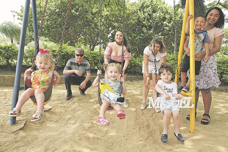 As meninas Alice e os meninos Miguel, com os respectivos pais: motivos para a escolha dos nomes vão desde passagem da Bíblia até histórias infantis (Foto: Kadidja Fernandes/ AT)