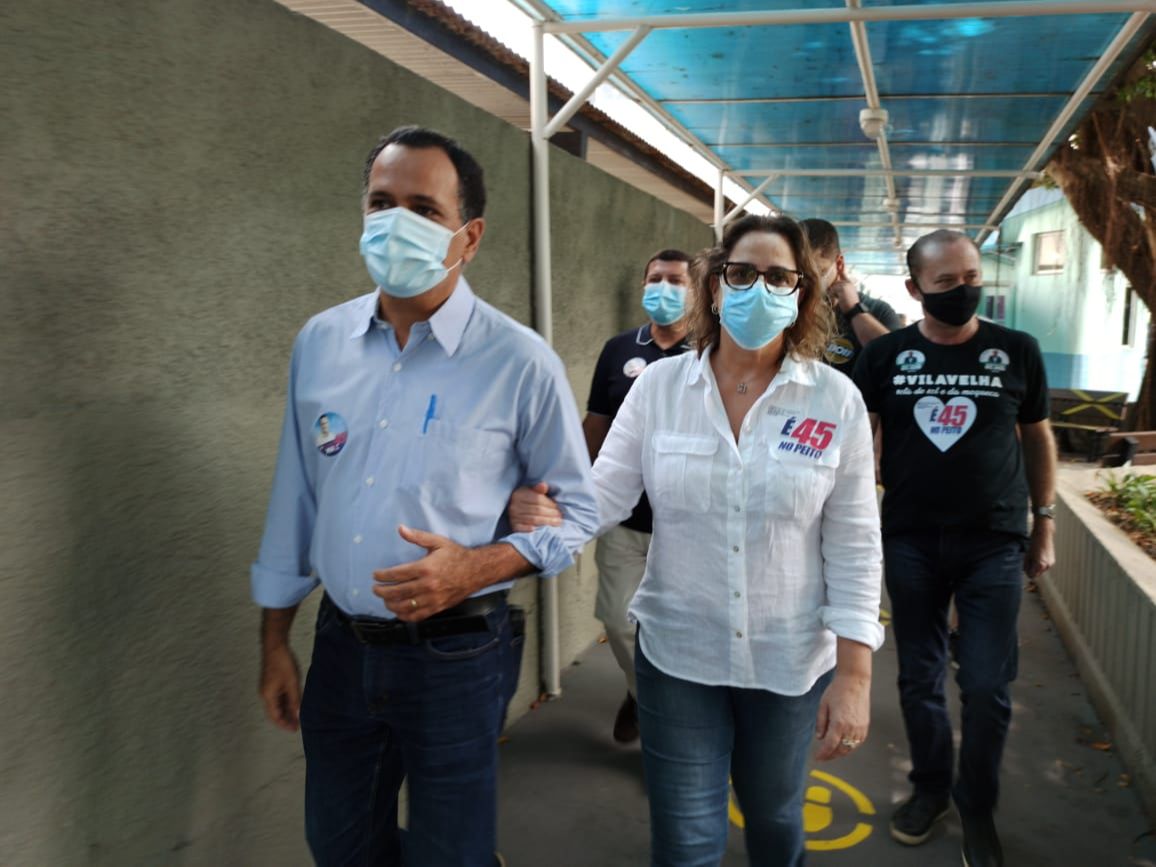 Max Filho chegando para votar (Foto: Dayana Souza)