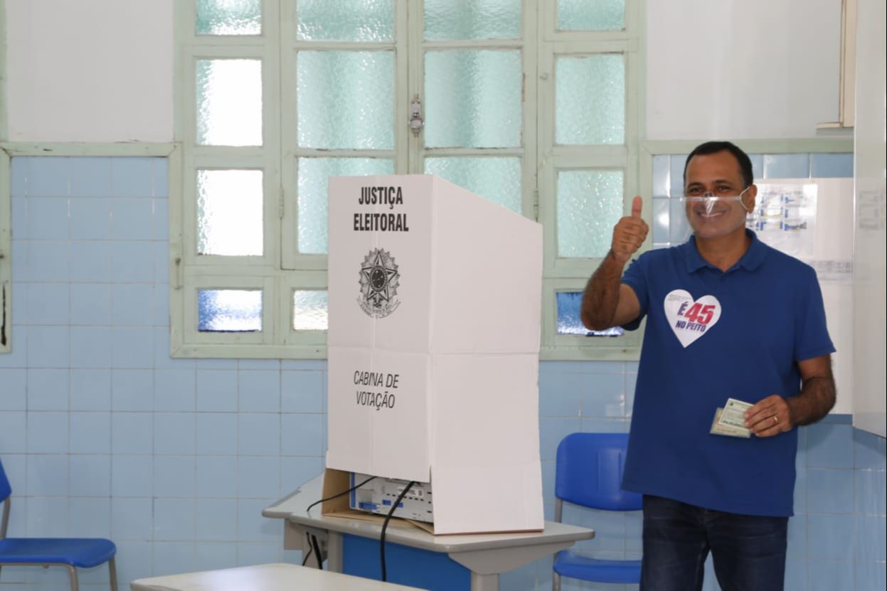 Max Filhou votou por volta das 10h no Colégio Marista, no Centro de Vila Velha. (Foto: Thiago Coutinho)
