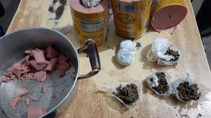 Mortadela foi cortada por policiais e a maconha foi encontrada (Foto: Divulgação / Polícia Militar Pernambuco)
