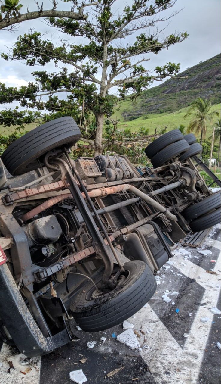 Um caminhão carregado de chapas de granito tombou na rodovia ES-297, em Mimoso do Sul, matando na hora o motorista (Foto: Enviada por WhatsApp)