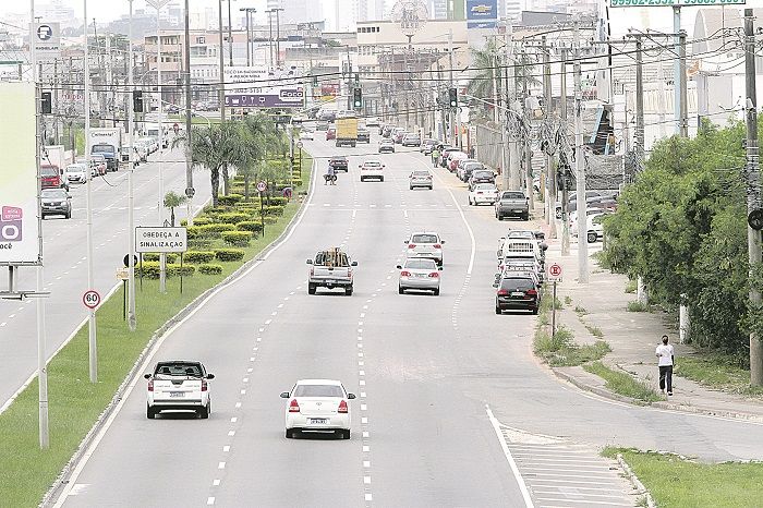 Movimento de veículos na Carlos Lindenberg: projeto terá início pela Grande Vitória, que vai receber 700 câmeras (Foto: Leone Iglesias/AT)