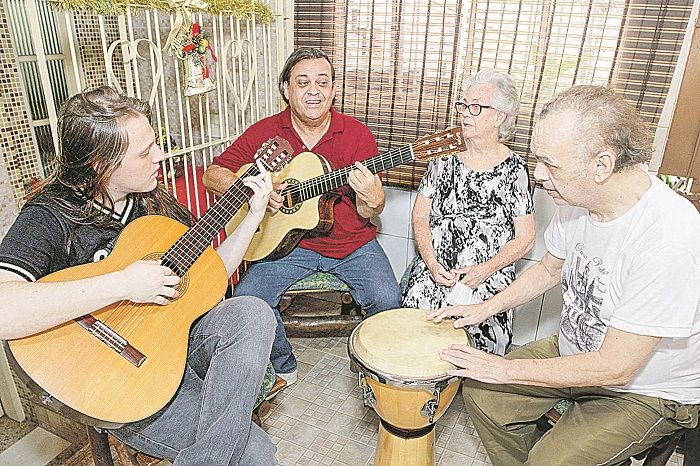 Alexandre Araújo e o músico Gabriel Geraldo com os pacientes Jupira de Araújo e Adalberto Nunes (Foto: Kadidja Fernandes/AT)