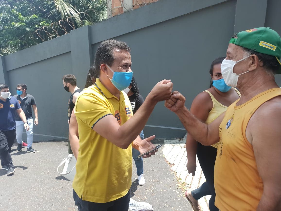 Neucimar Fraga com apoiadores (Foto: Dayana Souza)