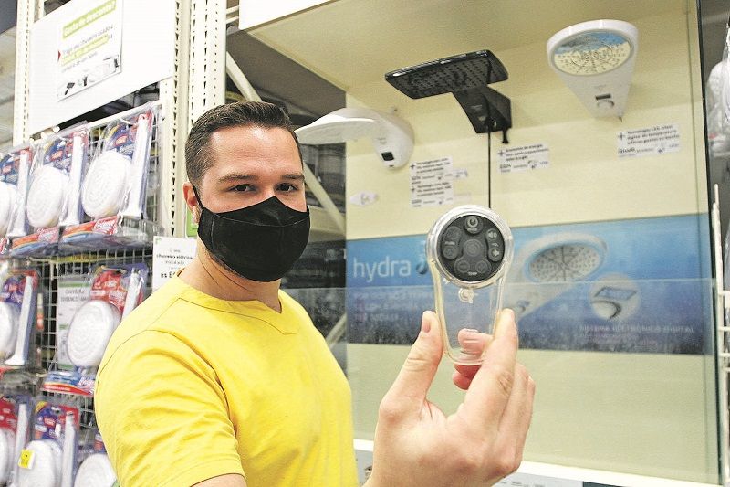 Os chuveiros mais modernos têm conquistado os clientes. Entre eles, o primeiro chuveiro com rádio e MP3 do Brasil, que funciona com controle remoto. (Foto: Kadidja Fernandes/ AT)