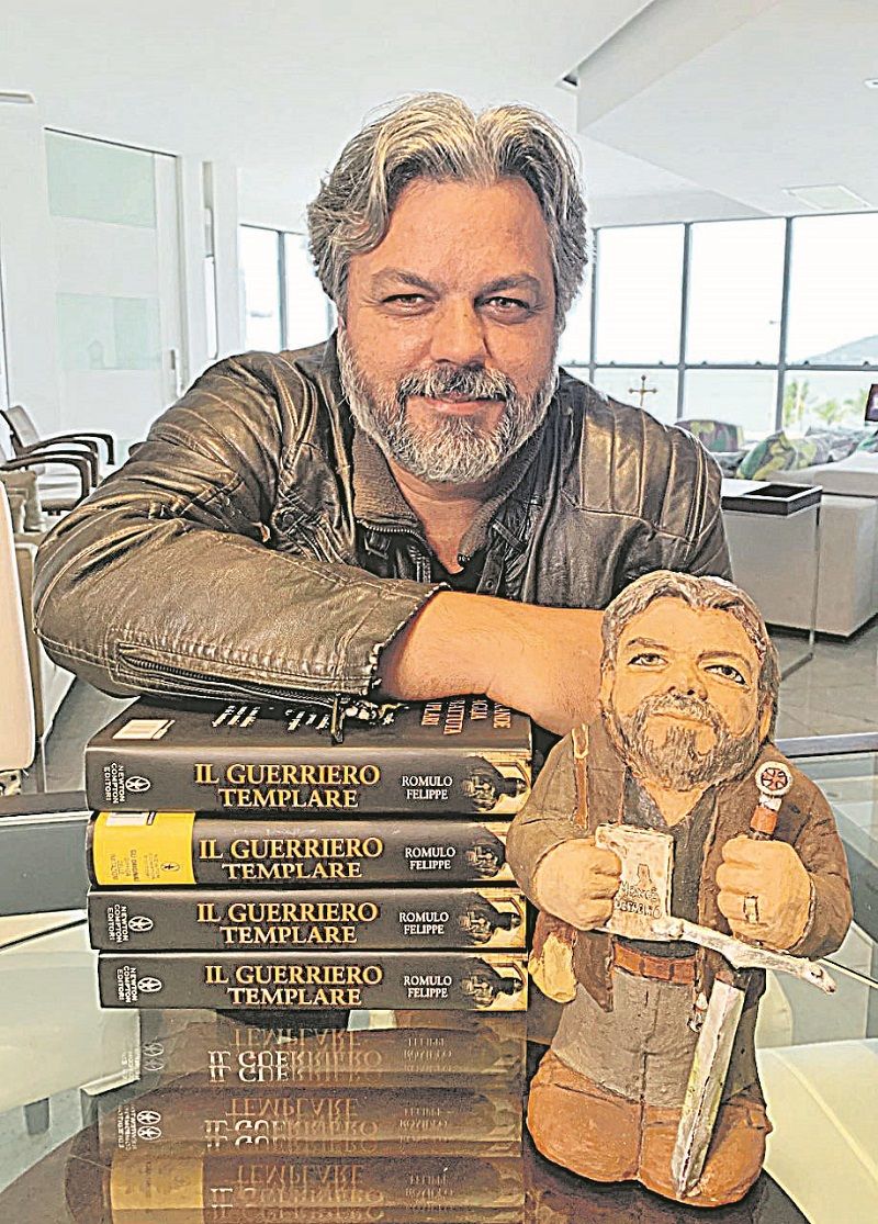 O escritor e jornalista Romulo Felippe, de 46 anos, tem uma peça exclusiva da artista Gracinha Sabadini retratando a si mesmo no boneco. (Foto: Alessandro de Paula)
