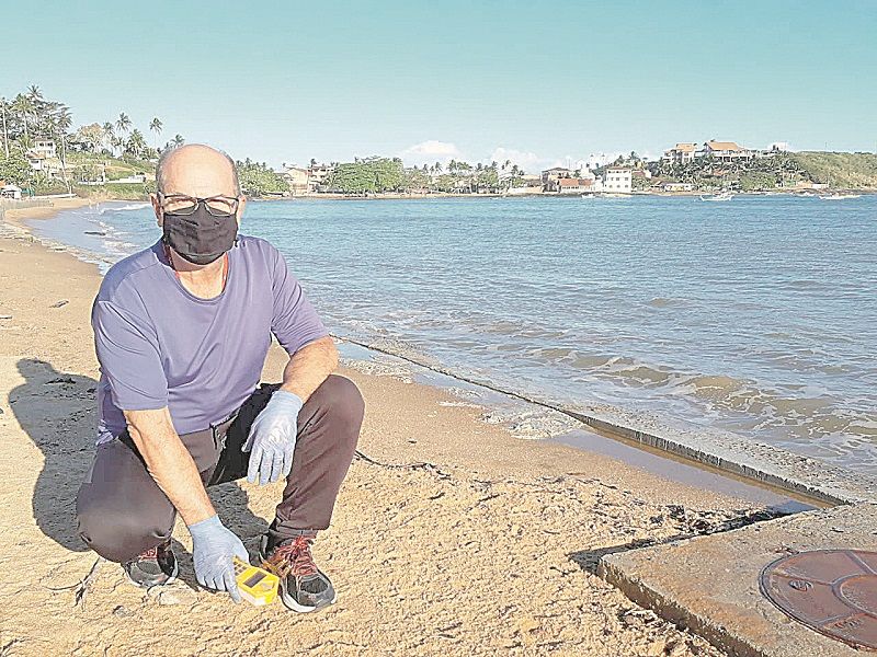 O físico nuclear Marcos Tadeu Orlando afirmou que a radiação na areia de Meaípe é a mais alta da cidade e não faz mal à saúde (Foto: Roberta Bourguignon)