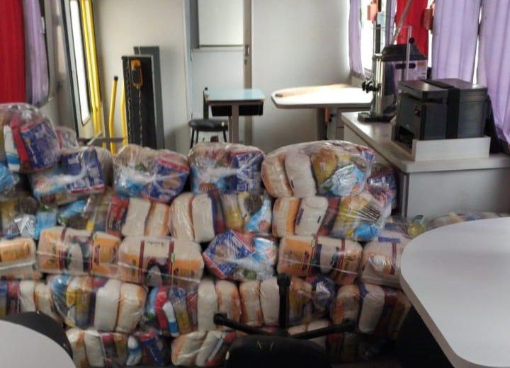 O ônibus, que atende ao Centro de Referência da Assistência Social (Cras) estava com dezenas de cestas básicas que estariam sendo distribuídas às famílias carentes da cidade (Foto: Divulgação)