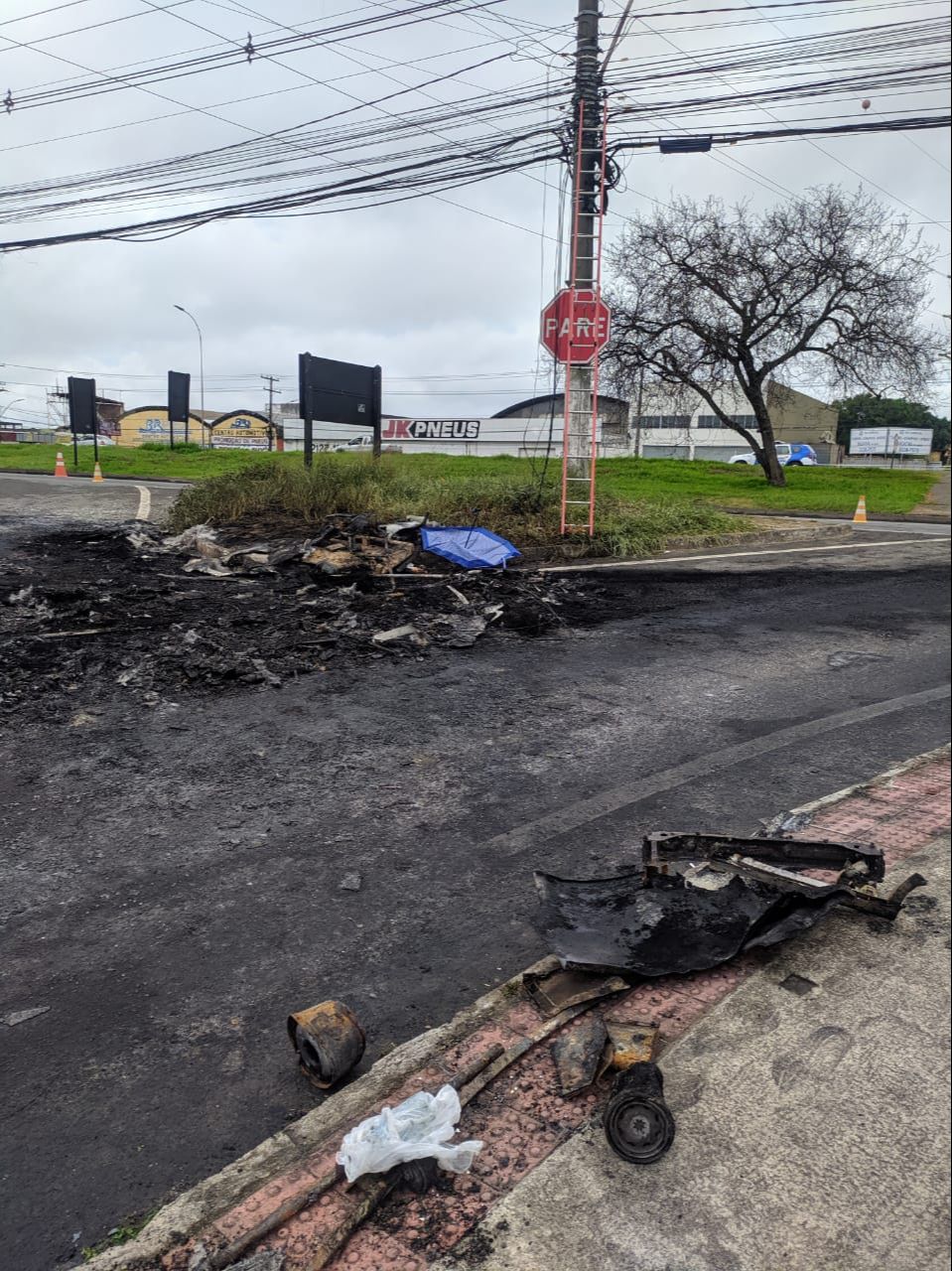 Fogo e manifestação após a morte de um jovem de 24 anos, em Central Carapina, na Serra (Foto: Júlia Afonso)