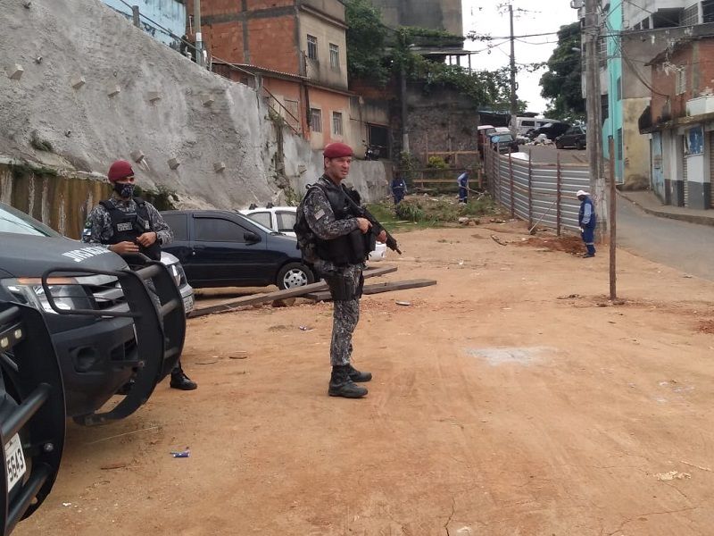 Operação da DHPP com apoio da Força Nacional no Bairro da Penha, em Vitória. (Foto: Fábio Nunes/AT)