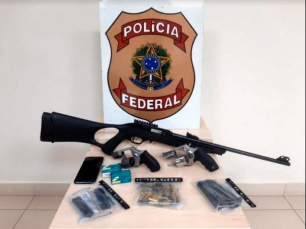 Armas e munições foram apreendidas na manhã desta segunda (Foto: Divulgação / PF)