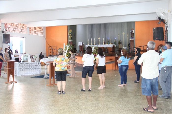 Moradores foram ao velório do padre (Foto: Beto Barbosa)