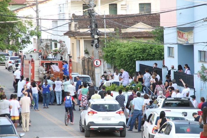 Cortejo pelas ruas da cidade (Foto: Beto Barbosa)
