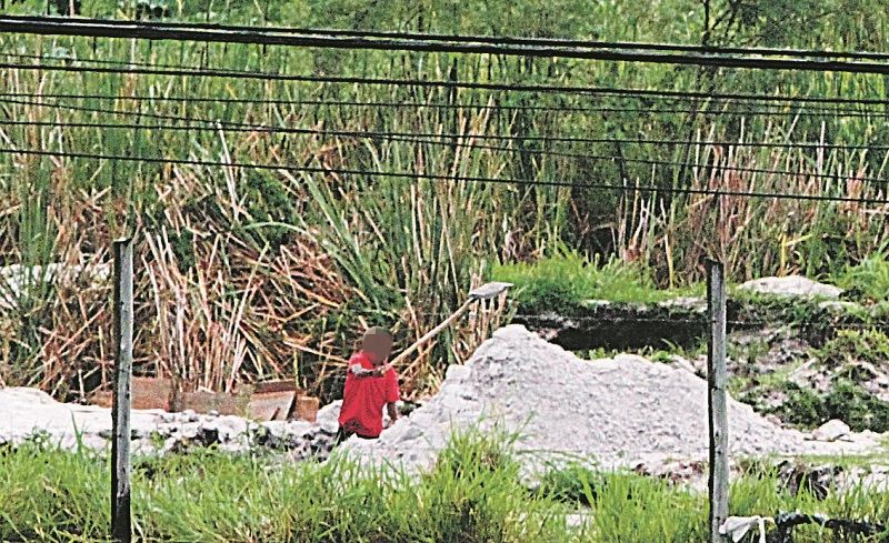 Extração irregular de areia na Lagoa Encantada, flagrada pela coluna (Foto: Leone Iglesias/AT)