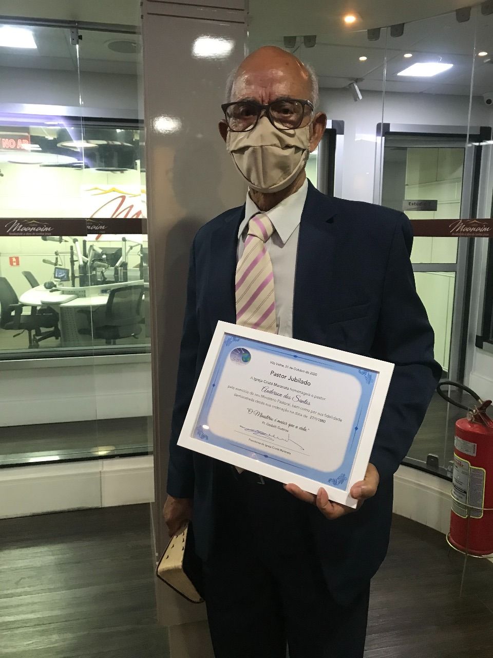 Pastor Anderson dos Santos recebeu a homenagem como Pastor Jubilado, em função de já ter mais de 70 anos de idade