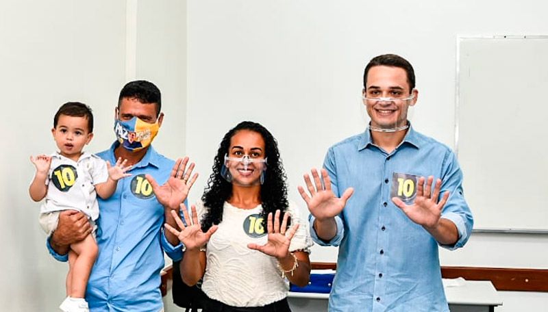 Pazolini (à direita), ao lado de Capitã Estéfane e família (Foto: Divulgação / Tribuna Online)