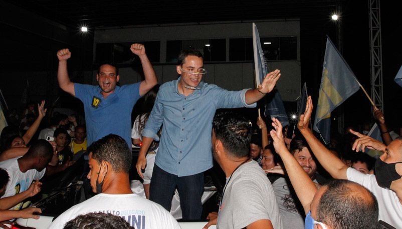 Lorenzo Pazolini comemora com os eleitores a vitória neste domingo (Foto: Fábio Nunes / AT)