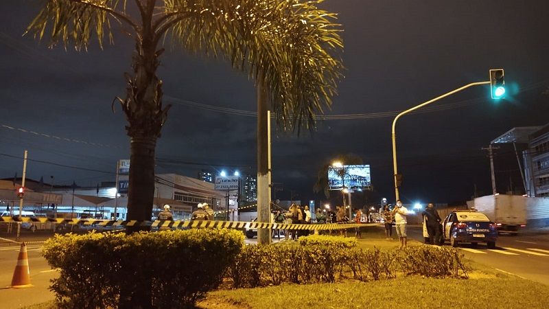 A vítima estava saindo do trabalho, no bairro Ataíde, quando foi surpreendido por um motociclista e morreu após ser atingido pelo veículo (Foto: Taynara Nascimento)