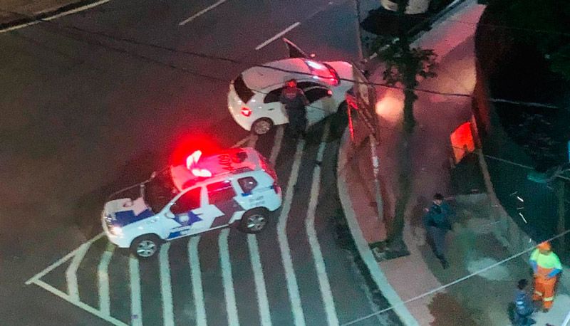 Carro com os suspeitos parou ao atingir o meio-fio do Parque Moscoso (Foto: TV Tribuna/SBT)