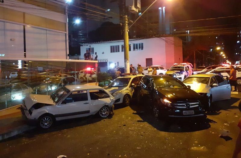 Uma perseguição da Polícia Militar a um carro roubado terminou em acidente na noite desta sexta-feira (27) envolvendo quatro veículos na Praia da Costa, em Vila Velha (Foto: Gustavo Forattini)
