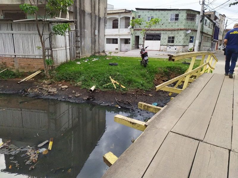 Corrimão da ponte de madeira em Santa Rita foi destruído no acidente. (Foto: Júlia Afonso)
