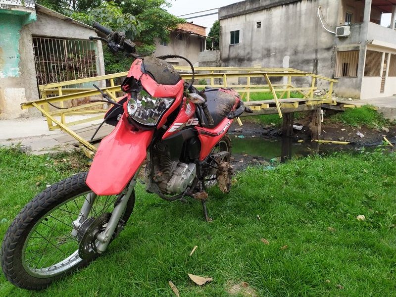 Motociclista caiu em um valão durante perseguição policial em Santa Rita, Vila Velha. (Foto: Júlia Afonso)