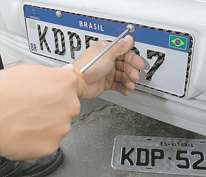 Nova placa é instalada em veículo (Foto: Arquivo/AT)