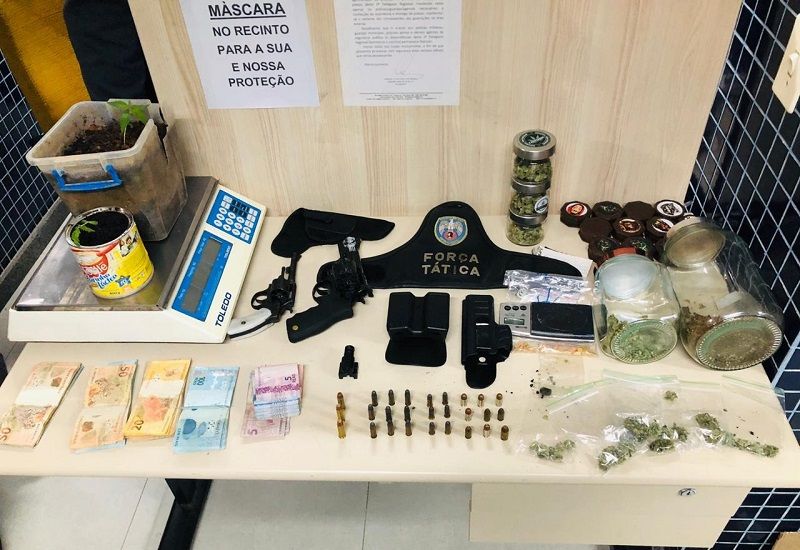 Arma, munições, drogas e dinheiro foram apreendidos pela Polícia Militar (Foto: Divulgação/ PMES)