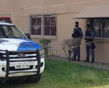 Policiais militares foram para o condomínio onde marido matou a mulher e depois se suicidou, em Jardim Camburi (Foto: Anny Freire)