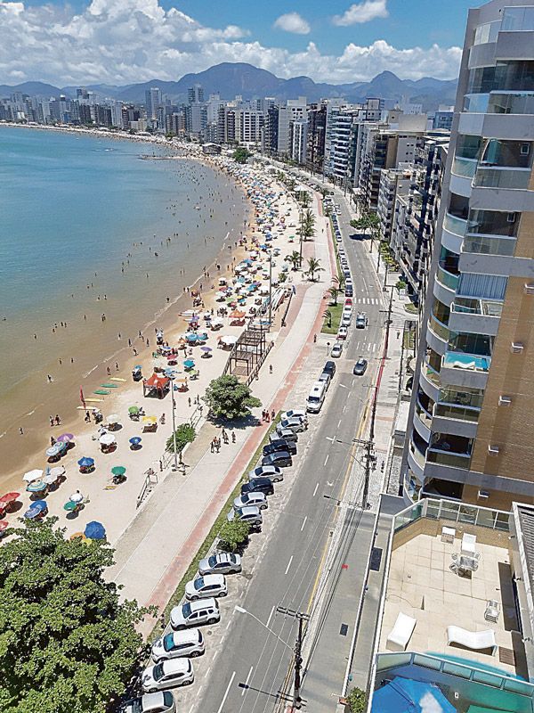 Praias de Guarapari recebem muitos turistas nesta época do ano (Foto: Roberta Bourguignon / AT)