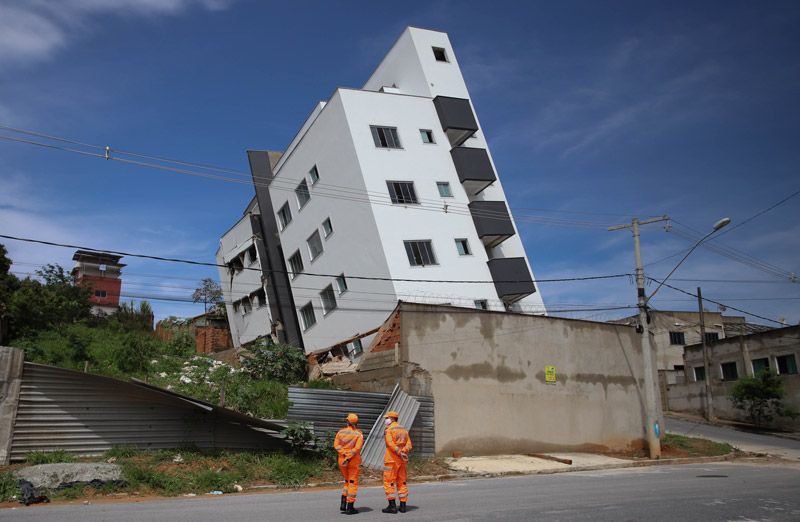 Moradores foram retirados às pressas na noite de terça-feira (Foto: Alex de Jesus / O Tempo / AE)