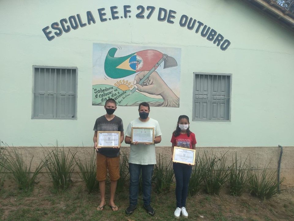Lara Merellis Campos e Nícolas Brison Chagas com o professor orientador, professor Luciano Trevizani. Os foram classificados e receberam menção honrosa pela participação (Foto: Divulgação/Sedu)
