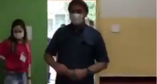 Presidente Jair Bolsonaro votou na Escola Municipal Rosa da Fonseca, na Vila Militar, zona oeste do Rio de máscara (Foto: Reprodução/Instagram)