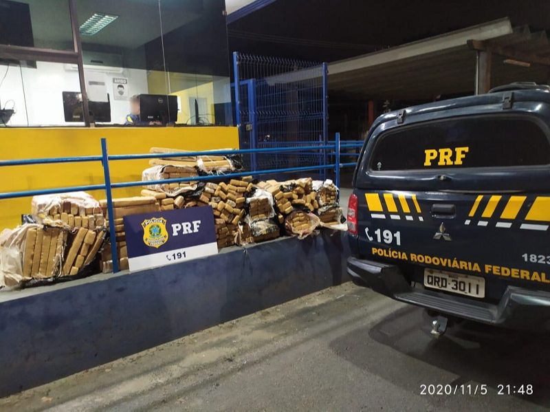 PRF apreende 364 kg de maconha na BR-262, em Viana. (Foto: Divulgação PRF)