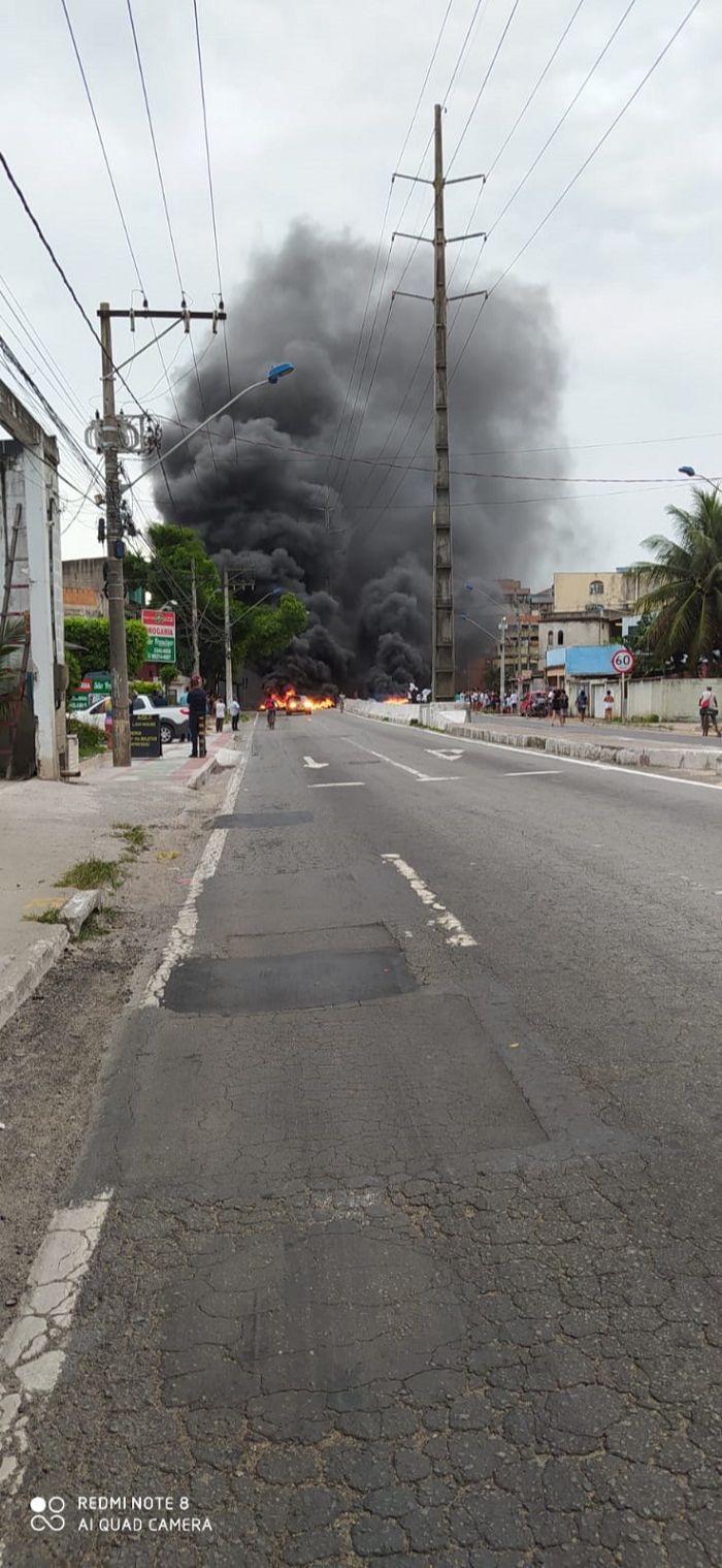 Manifestantes colocaram fogo em pneus (Foto: Leitor / WhatsApp)