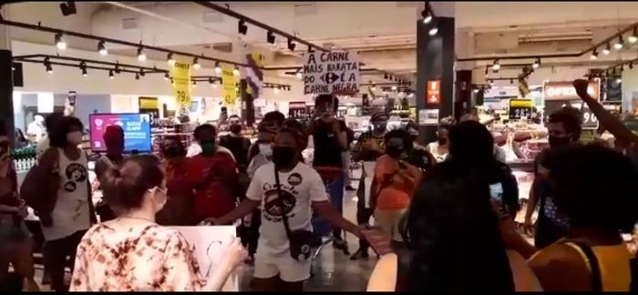 Manifestantes em ato no supermercado (Foto: Anny Freire)