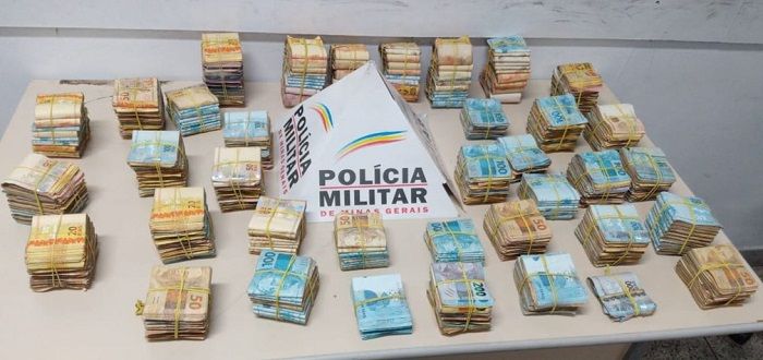 Dinheiro estava escondido em sacolas plásticas (Foto: Divulgação / Polícia Militar MG)