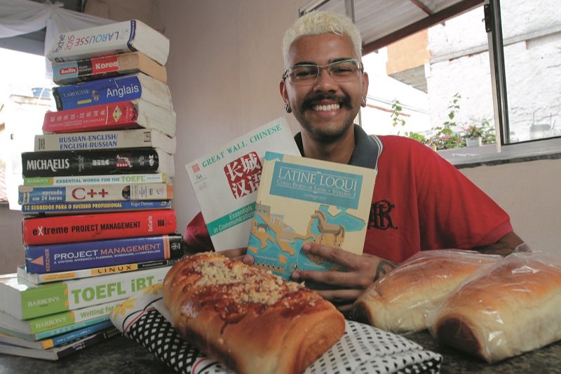 Ramon Rodrigues Omero fala inglês, francês e espanhol, e ainda estuda chinês, alemão, italiano e japonês (Foto: Dayana Souza/AT)