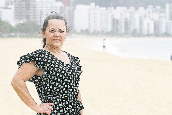 Regina Lucia Mendes, 55, veio ao Brasil apenas para realizar uma cirurgia de troca de prótese de mama (Foto: Kadidja Fernandes/AT)