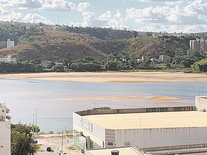 Seca no Rio Doce, em Colatina: aquecimento global provoca este tipo de desastre ambiental e também, por outro lado, faz com que as chuvas se tornem bem mais intensas (Foto: Arquivo/AT)