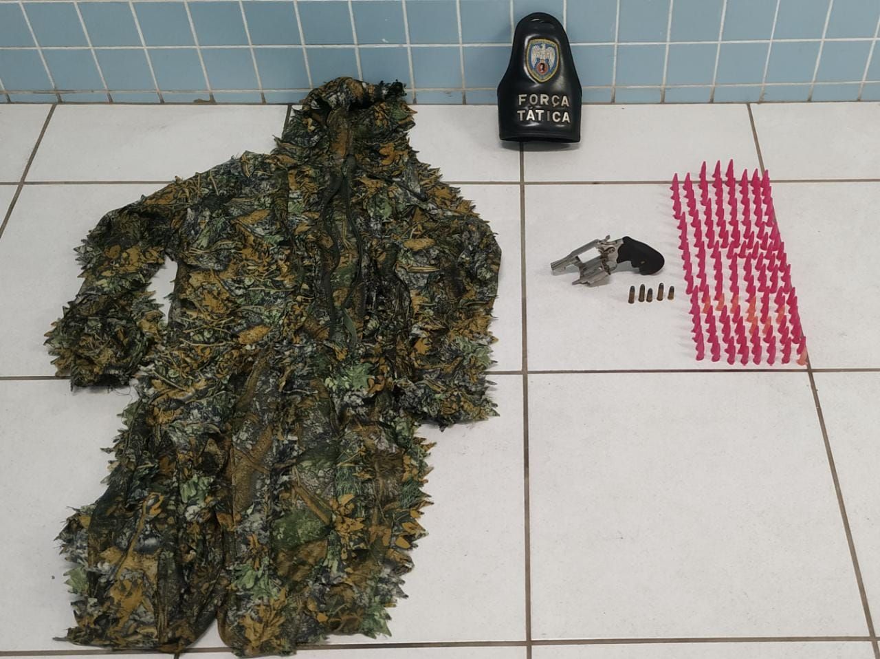 Roupa foi encontrada em sacola com drogas, munições e arma (Foto: Divulgação/ PMES)