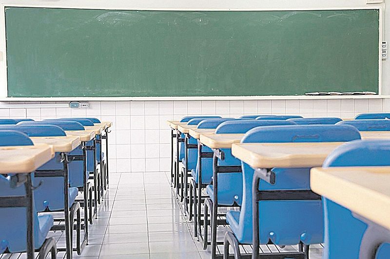 Sala de aula vazia: aulas suspensas após teste positivo para Covid (Foto: Arquivo/AT)